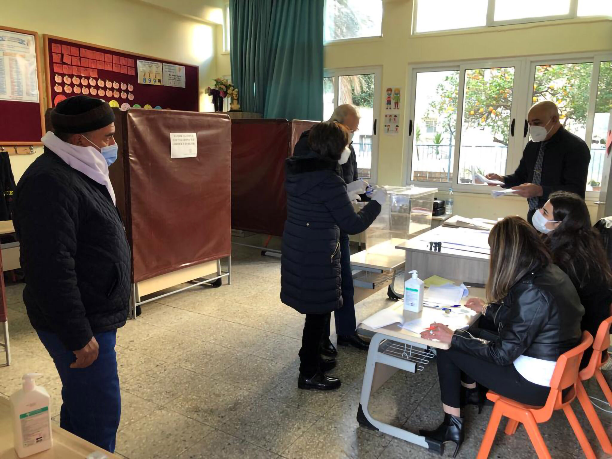 Με παρατράγουδα οι "εκλογές" στα κατεχόμενα: Έβγαζαν φωτογραφία το ψηφοδέλτιο