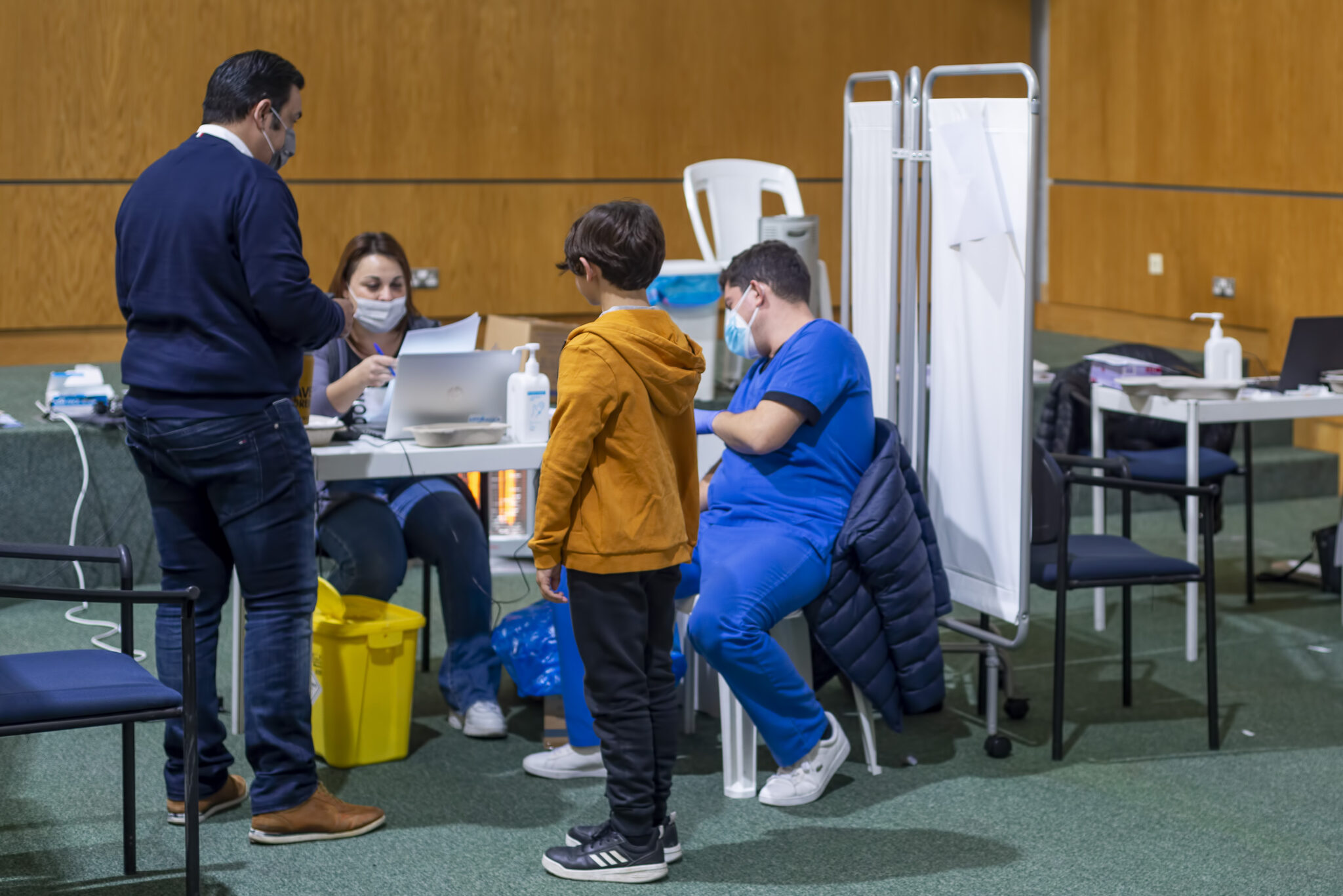 Θωρακίζονται τα παιδιά 5-11 ετών: Πάνω από 460 εμβολιασμοί μέσα σε 6 ώρες (VID)