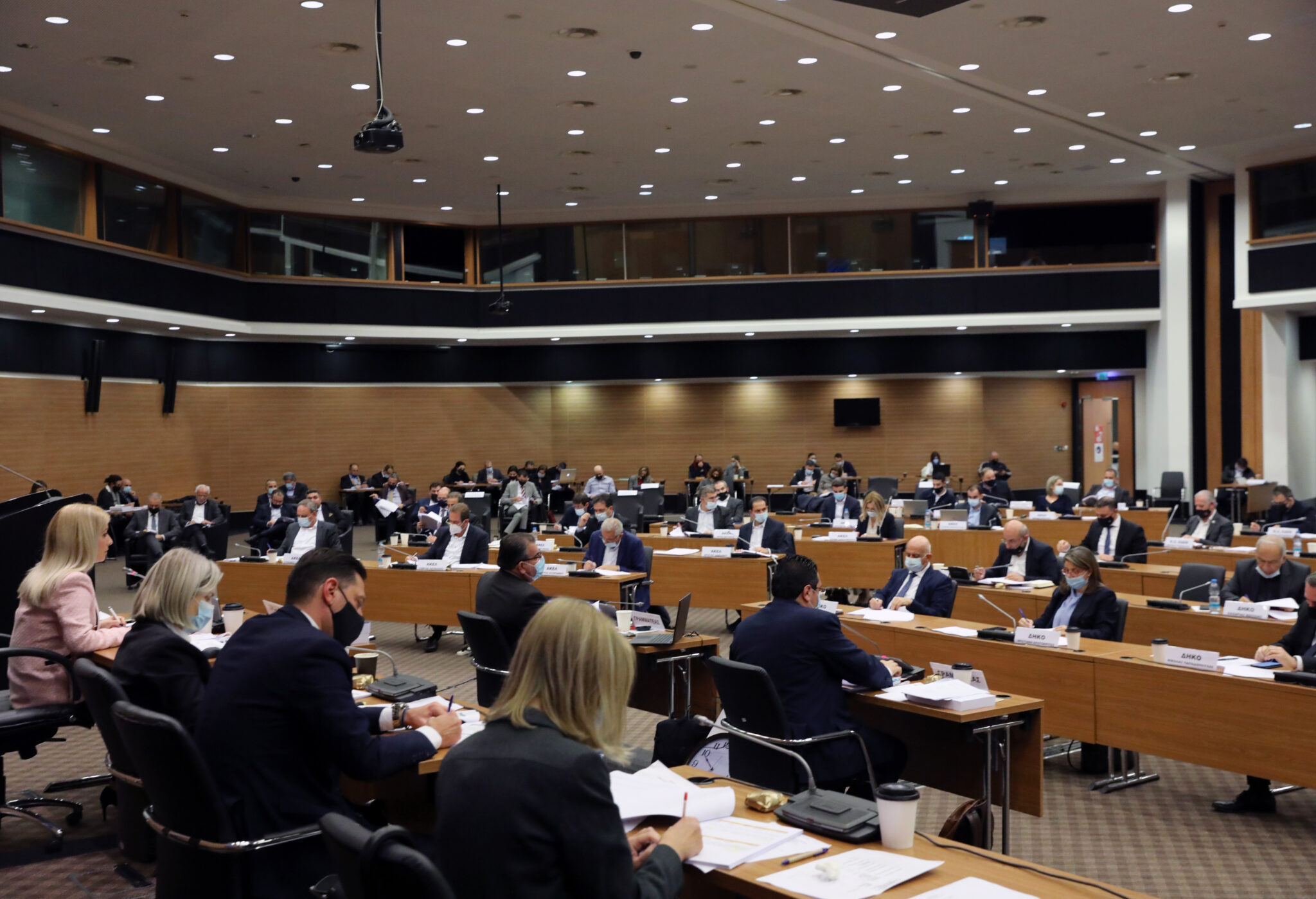 Αποδεκατισμένη… η έκτακτη Ολομέλεια για το ΦΠΑ λόγω κρουσμάτων κορωνοϊού