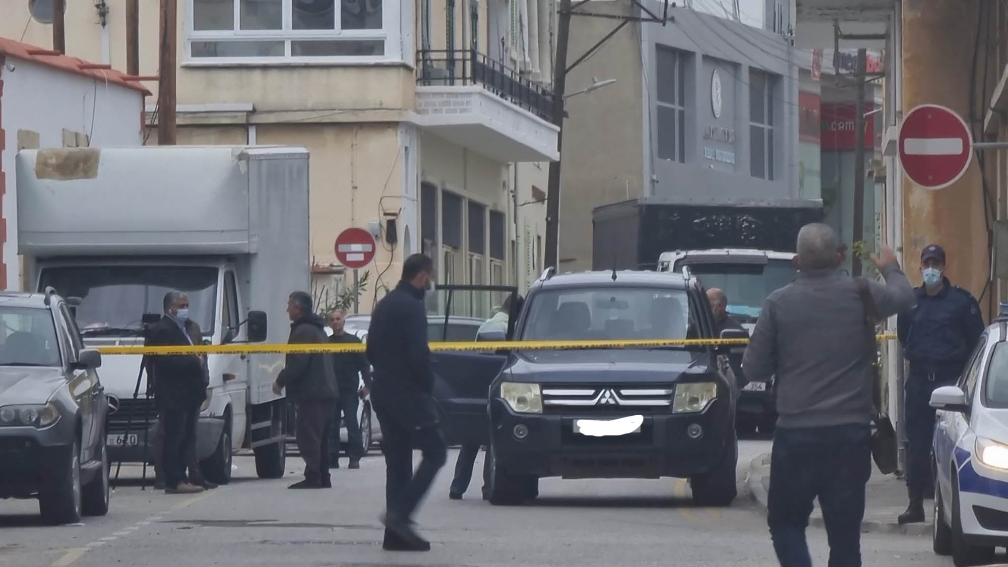 Σαρωτικές έρευνες για επτά ώρες στη Χλώρακα, χειροπέδες σε 12 πρόσωπα