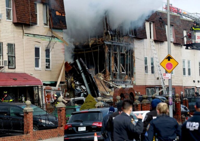 Πυρκαγιά στην «καρδιά» της Νέας Υόρκης: Ένας νεκρός, εννέα τραυματίες (BINTEO)