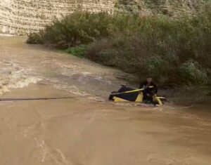 Νεαρός παρασύρθηκε με το όχημά του επιχειρώντας να διασχίσει ποταμό (ΦΩΤΟ)