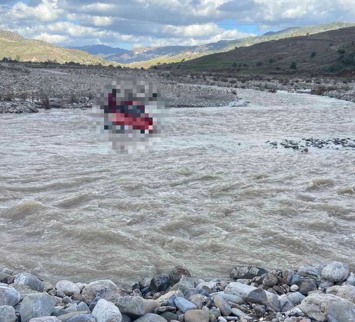 Πονοκέφαλος οι οδηγοί που παγιδεύονται σε ποταμούς: "Θα έρθει το μοιραίο" (VID)