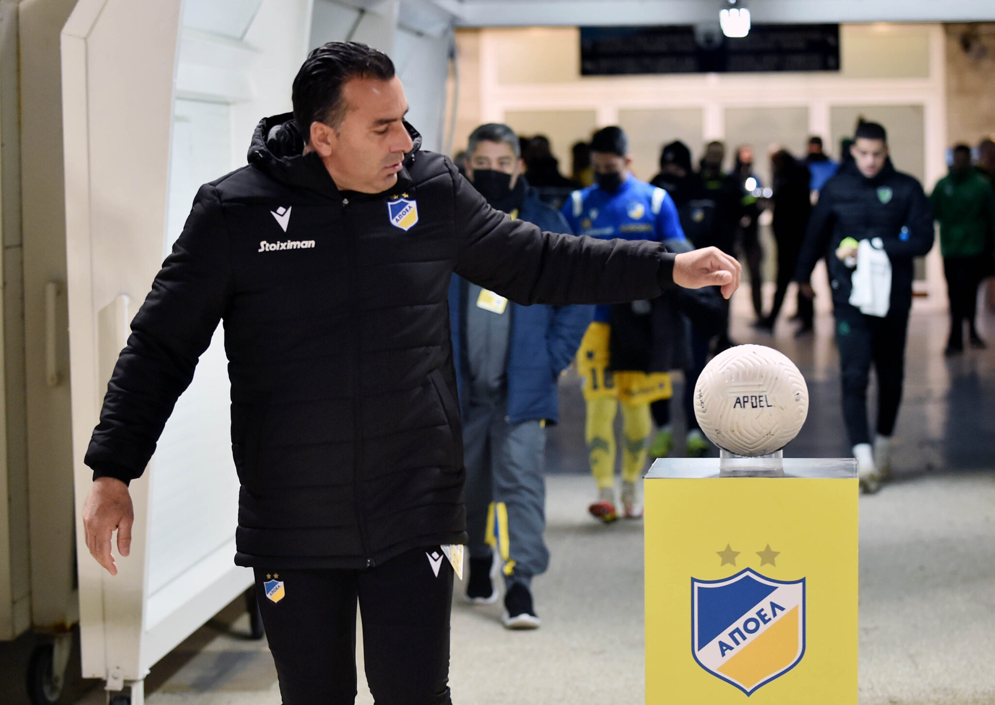 Ετοιμάζει αποστολή με Εντονγκαλά και Καρώ ο Σωφρόνης στον ΑΠΟΕΛ