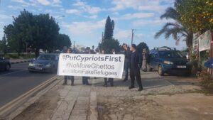 "Put Cypriots First" φώναξαν κάτοικοι της Χλώρακας μετά τα επεισόδια