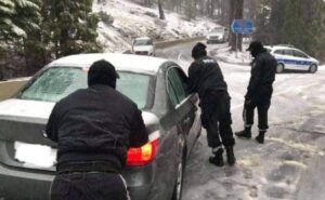 To αδιαχώρητο στο Τρόοδος, οχήματα χωρίς αντιολισθητικές "κόλλησαν" σε δρόμους