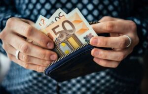 Πάνω οι τιμές με όμως ίδιους μισθούς