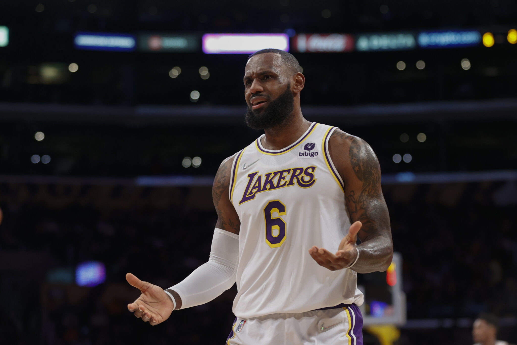 Αρπάχτηκε με τον βοηθό των Λέικερς ο Λεμπρόν (BINTEO)