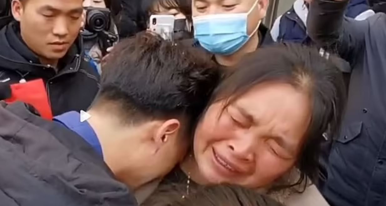 Απίστευτο! Ξαναβρήκε τη μητέρα του 33 χρόνια μετά χάρη σε ένα… σκίτσο