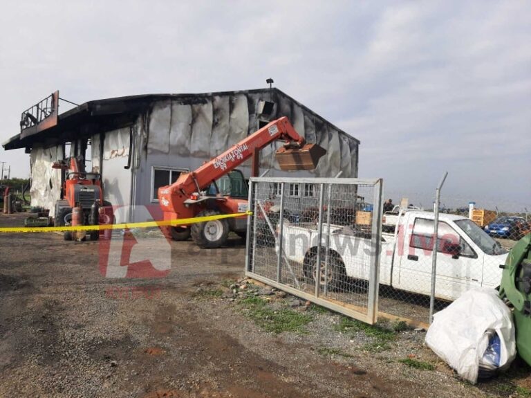 ΦΩΤΟ: Εκτεταμένες ζημιές στο μηχανουργείο στην Περιστερώνα μετά την πυρκαγιά