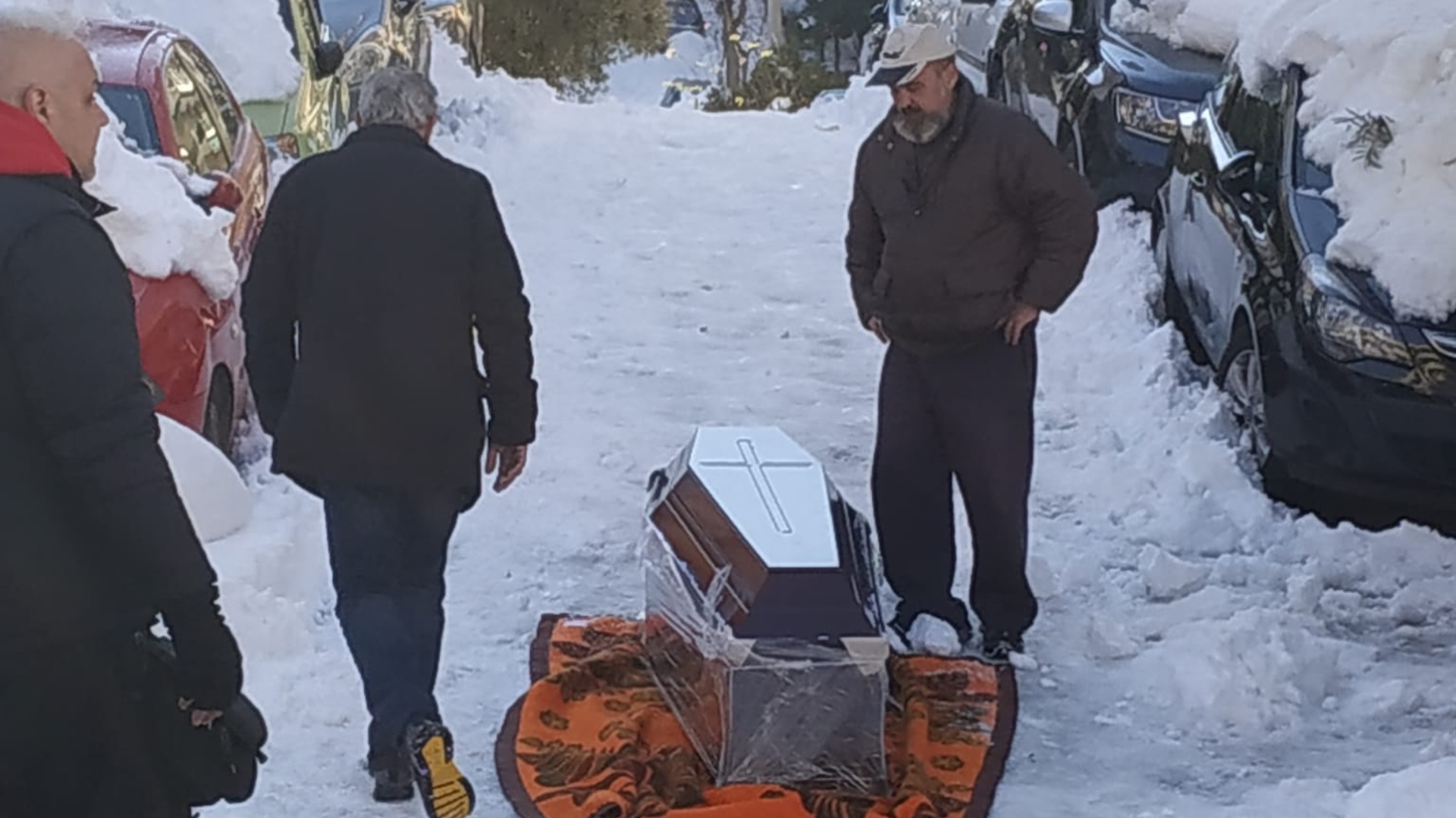 Εικόνες-σοκ στου Ζωγράφου: Μεταφέρουν φέρετρο μέσα στα χιόνια με μια κουβέρτα