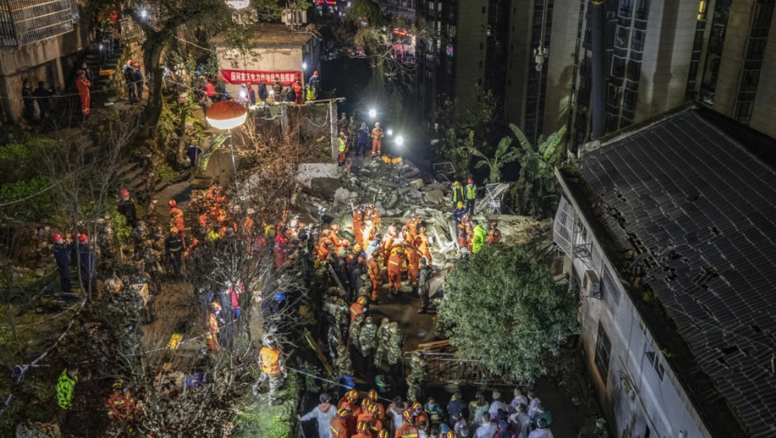 Δραματικές στιγμές στην Κίνα: Δεκαέξι νεκροί από έκρηξη σε καντίνα (ΒΙΝΤΕΟ)