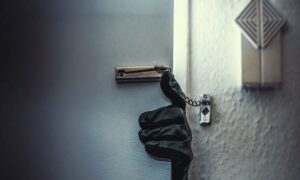 Προσπάθησε να μπει σε οικία άλλου: "Πιάστηκε" με όπλο, χρυσαφικά και κοσμήματα