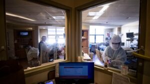 Nέο παγκόσμιο ρεκόρ: Σχεδόν 1 εκατομμύριο κρούσματα μέσα σε μια ημέρα στις ΗΠΑ