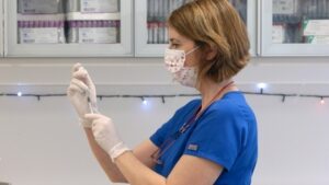 Νικήθηκαν από τον κορωνοϊό 115 ασθενείς: Στα 17,960 τα νέα κρούσματα στην Ελλάδα