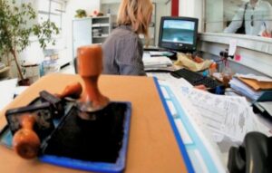 Είσαι επαφή κρούσματος; Με αυτή την προϋπόθεση δικαιούσαι άδεια ασθενείας