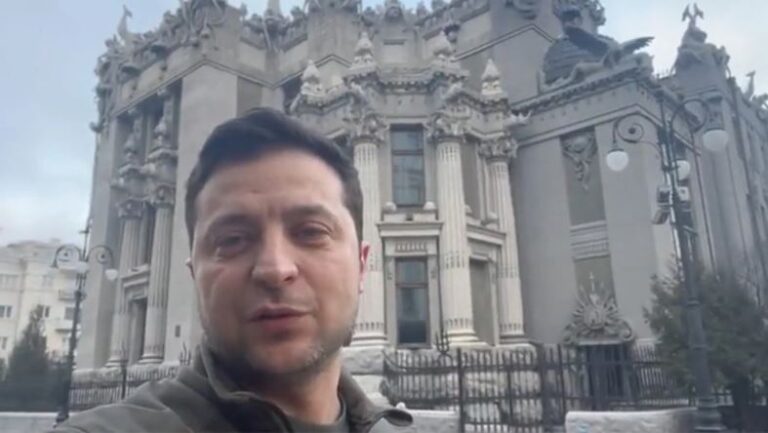 Νέο μήνυμα Ζελένσκι: «Fake news ότι καταθέτουμε τα όπλα, είμαστε εδώ»