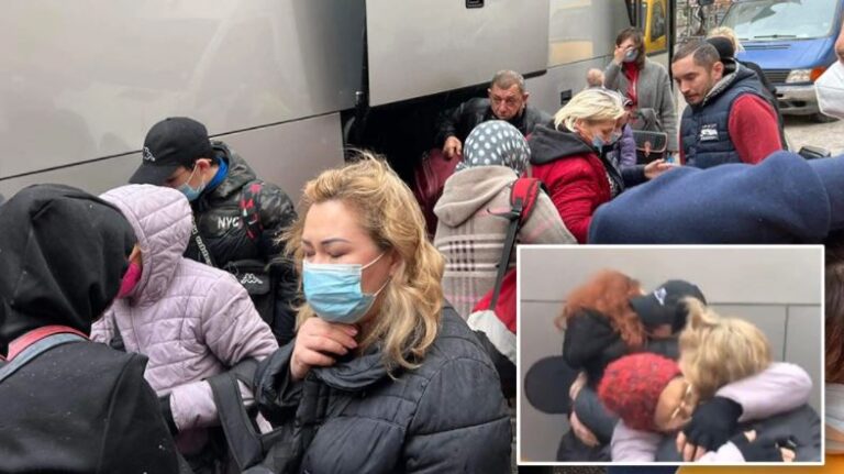 Συγκινητικές στιγμές: Στην Αθήνα Ουκρανοί πρόσφυγες κι Έλληνες ομογενείς