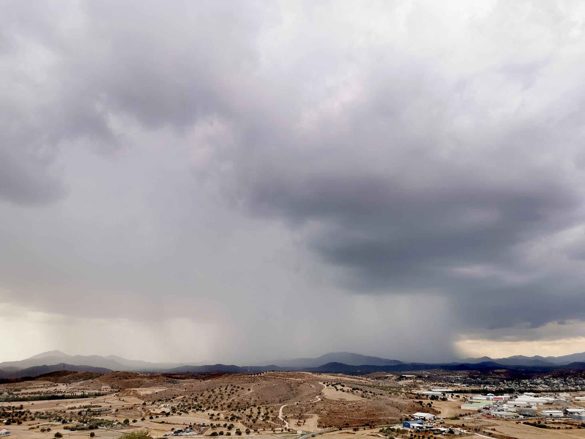 Σε αυτές τις περιοχές θα πέσουν βροχές απόψε (LIVE)
