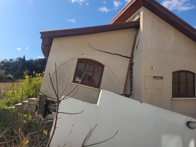 Ζει με τον φόβο να μην γκρεμιστεί το σπίτι του (ΒΙΝΤΕΟ)