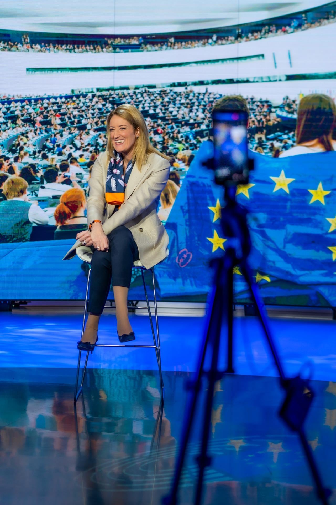 Η Ρομπέρτα Μετσόλα απαντά στα ερωτήματα πολιτών μέσω social media (ΒΙΝΤΕΟ)