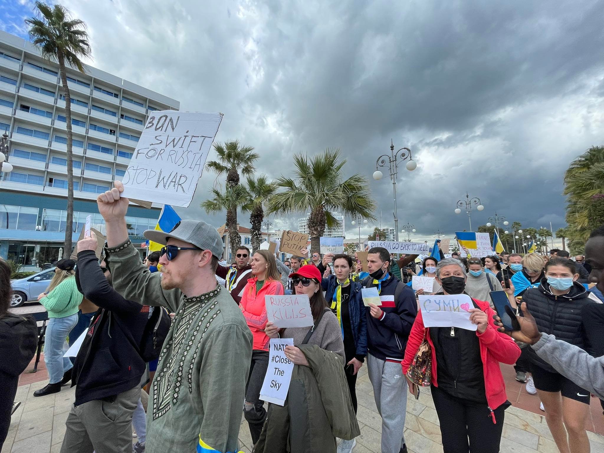 Εκατοντάδες Ουκρανοί στους δρόμους της Κύπρου, διαδηλώνουν υπέρ της ειρήνης