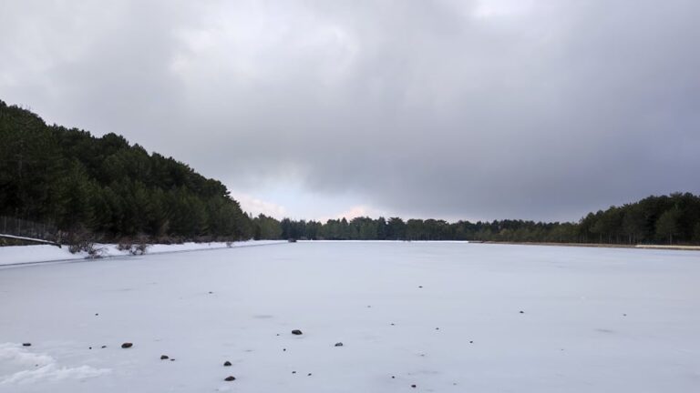 Κίνδυνος για μια φωτογραφία στην παγωμένη Λίμνη Προδρόμου (ΒΙΝΤΕΟ)