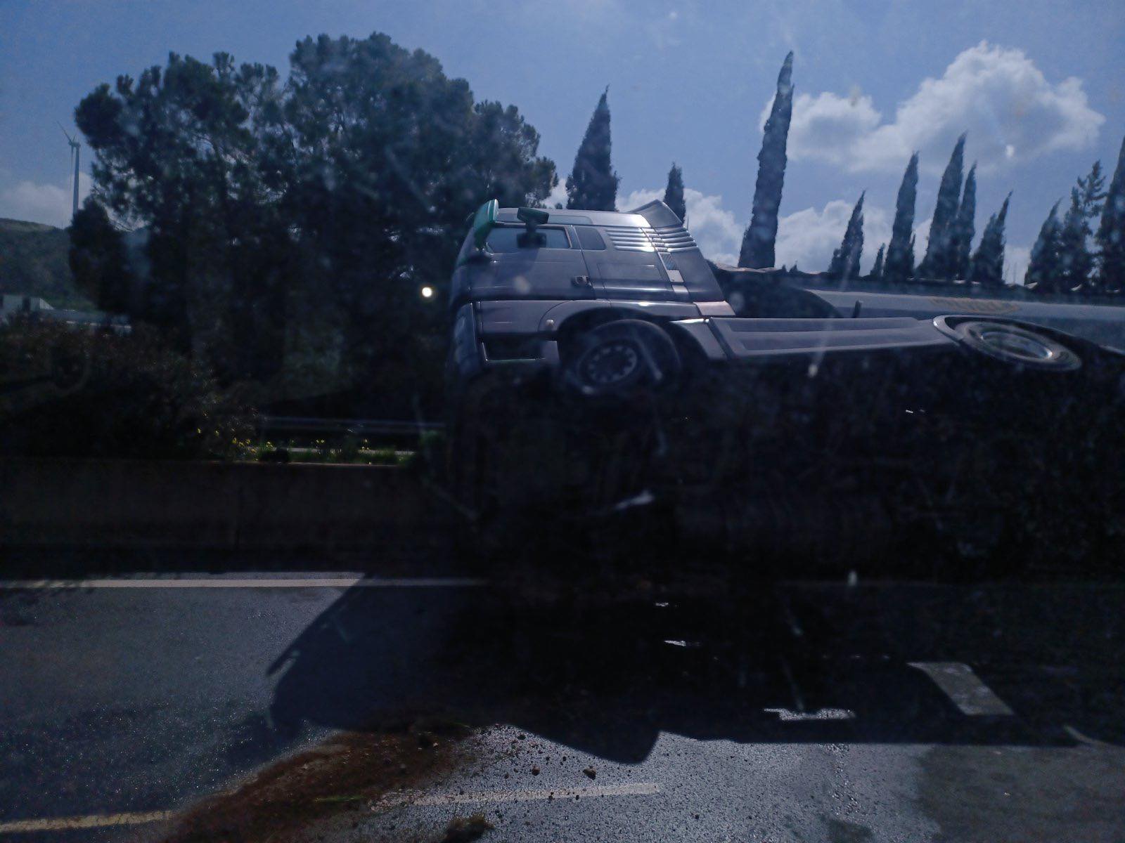 Κλειστή λωρίδα στο δρόμο Κοφίνου – Λάρνακας λόγω ανατροπής φορτηγού