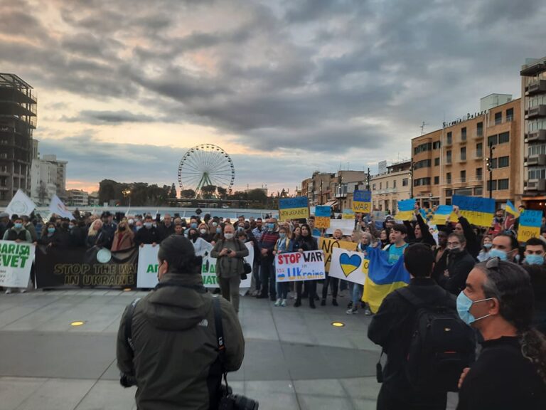 ΦΩΤΟ: Φώναξαν "όχι στον πόλεμο, ναι στην ειρήνη" στην Πλατεία Ελευθερίας