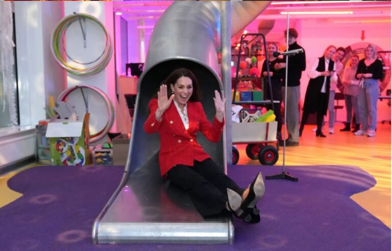 Άφησε στην άκρη τον τίτλο της και έγινε πάλι παιδί η Kate Middleton