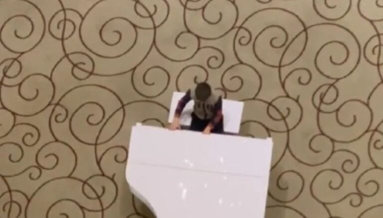 Αγόρι παίζει πιάνο την ώρα που η Ρωσία "σφυροκοπά" τη χώρα του (ΒΙΝΤΕΟ)