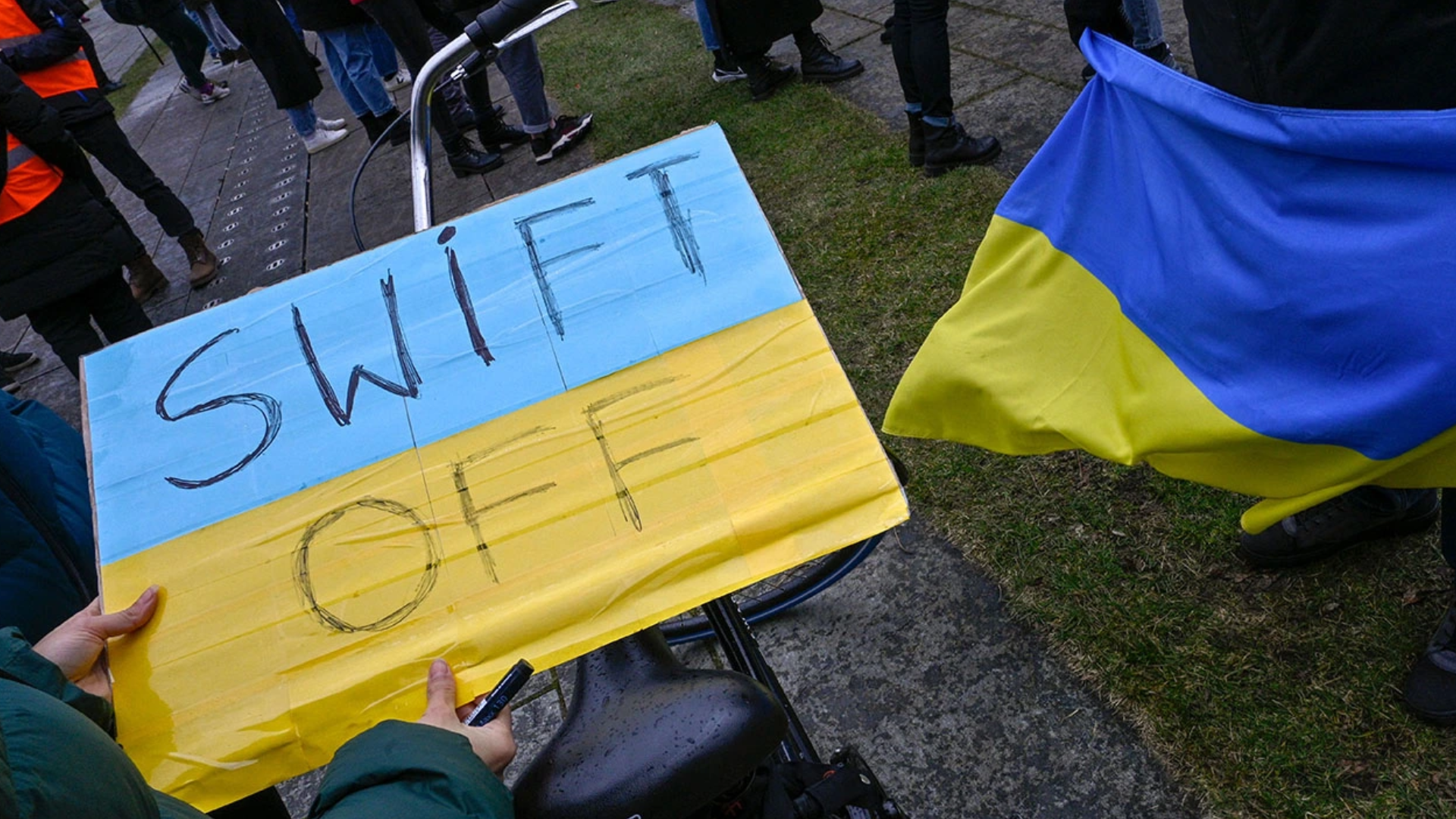 Fake news για την Κύπρο: Στο μάτι του κυκλώνα για το SWIFT (ΒΙΝΤΕΟ)