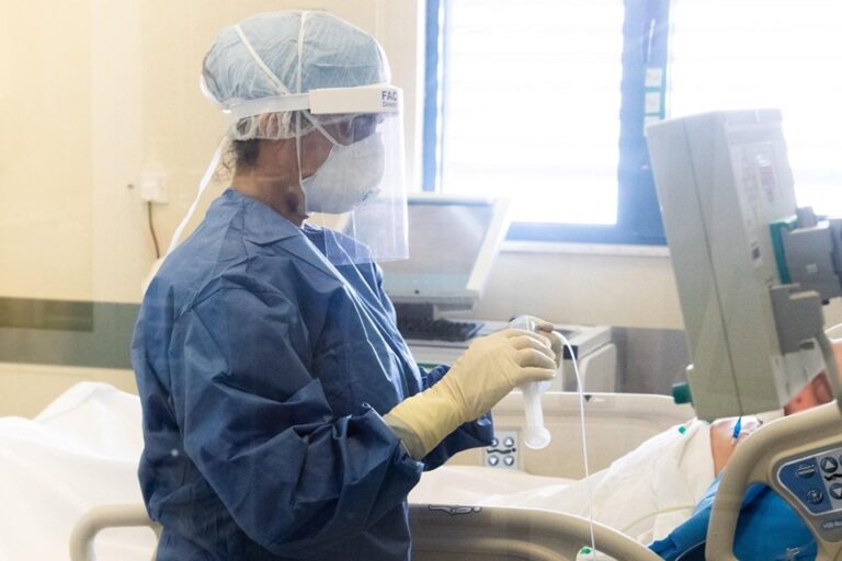 Ακόμη πέντε νεκροί λόγω Covid: Πάνω από 2.000 τα νέα κρούσματα