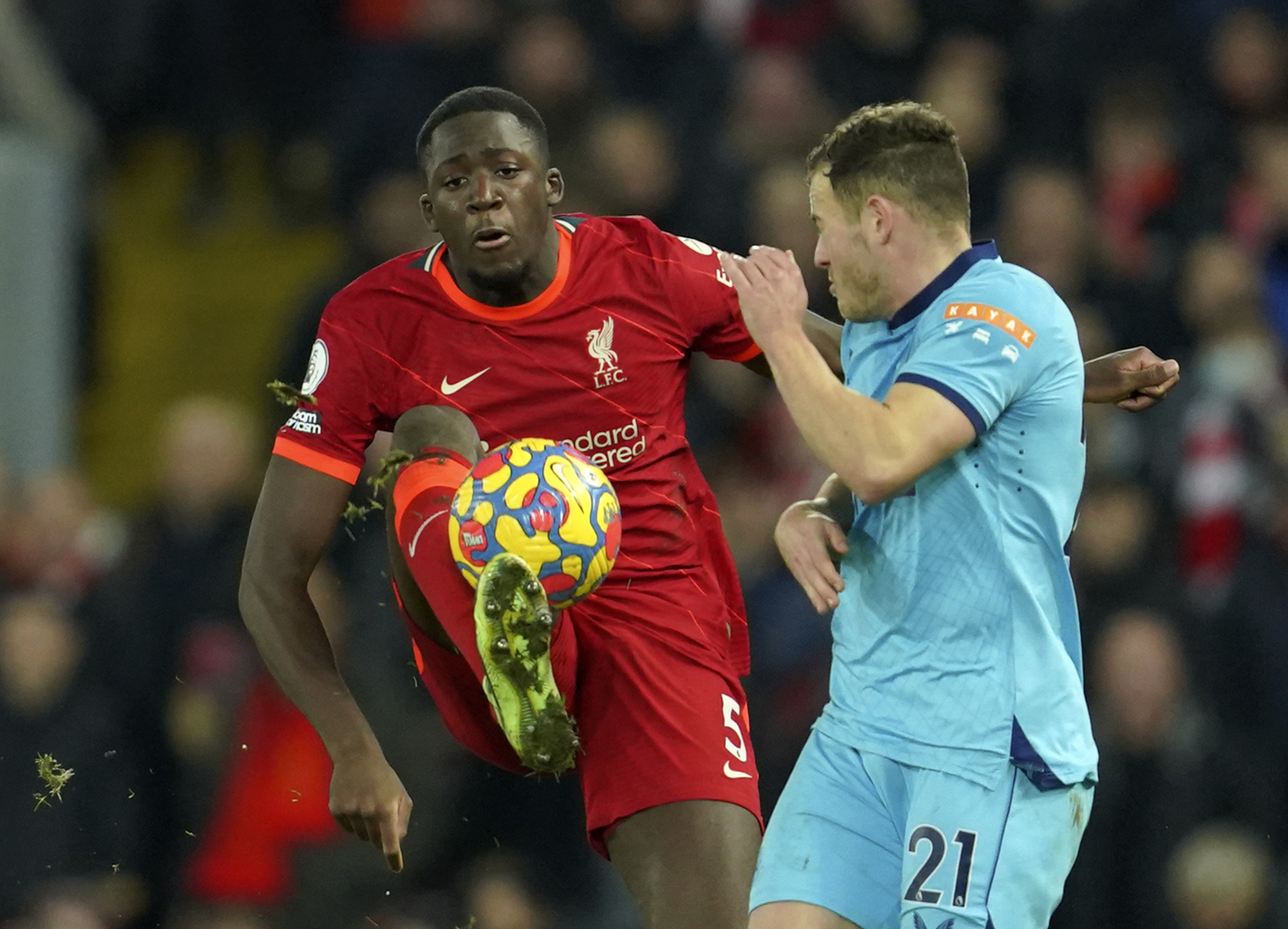 Ο Κονατέ πήγε να πνιγεί από… κονφετί στην απονομή της Λίβερπουλ (ΒΙΝΤΕΟ)