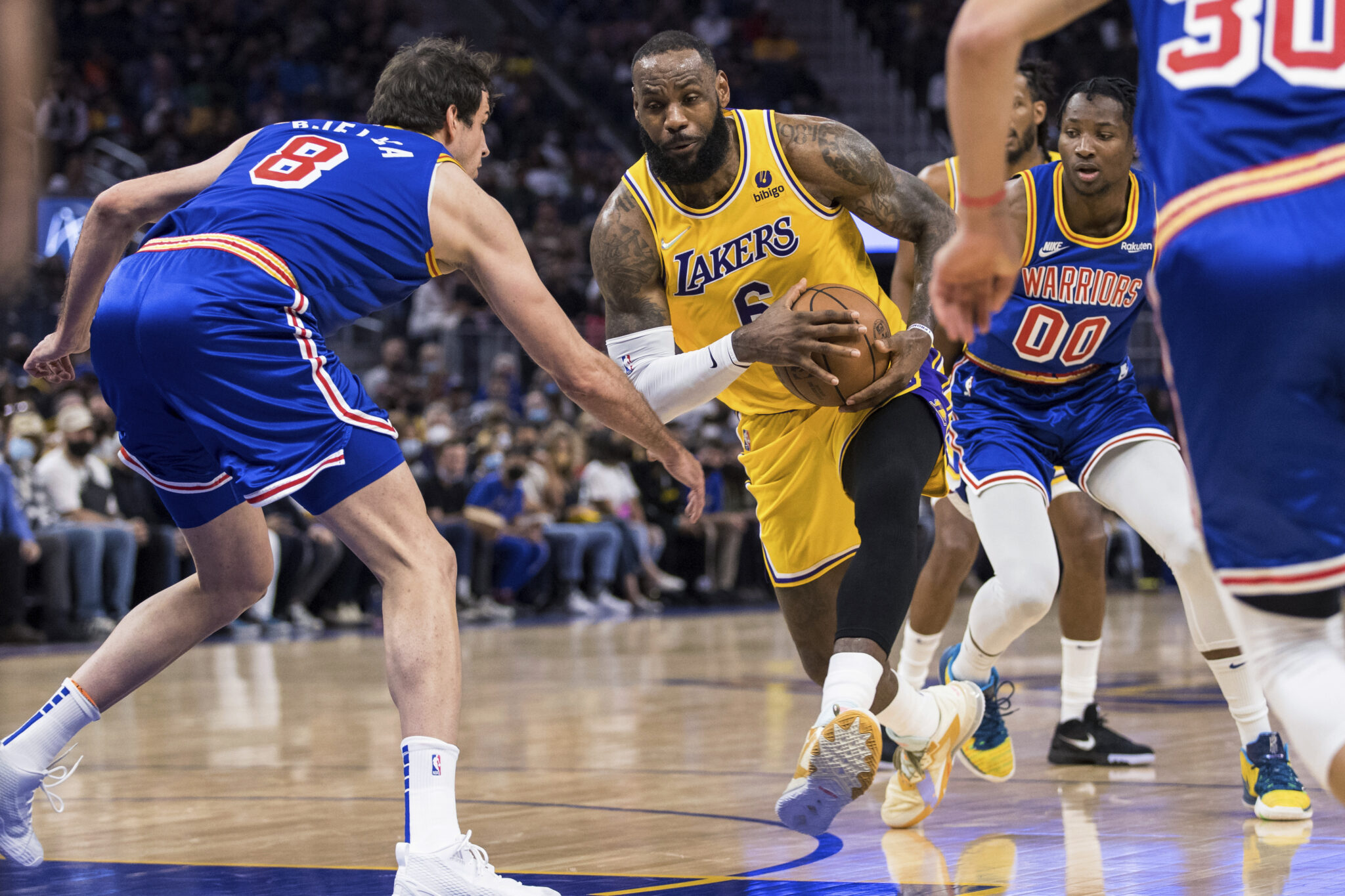 Ιστορικό ρεκόρ για Λεμπρόν σε ήττα από Γουόριορς