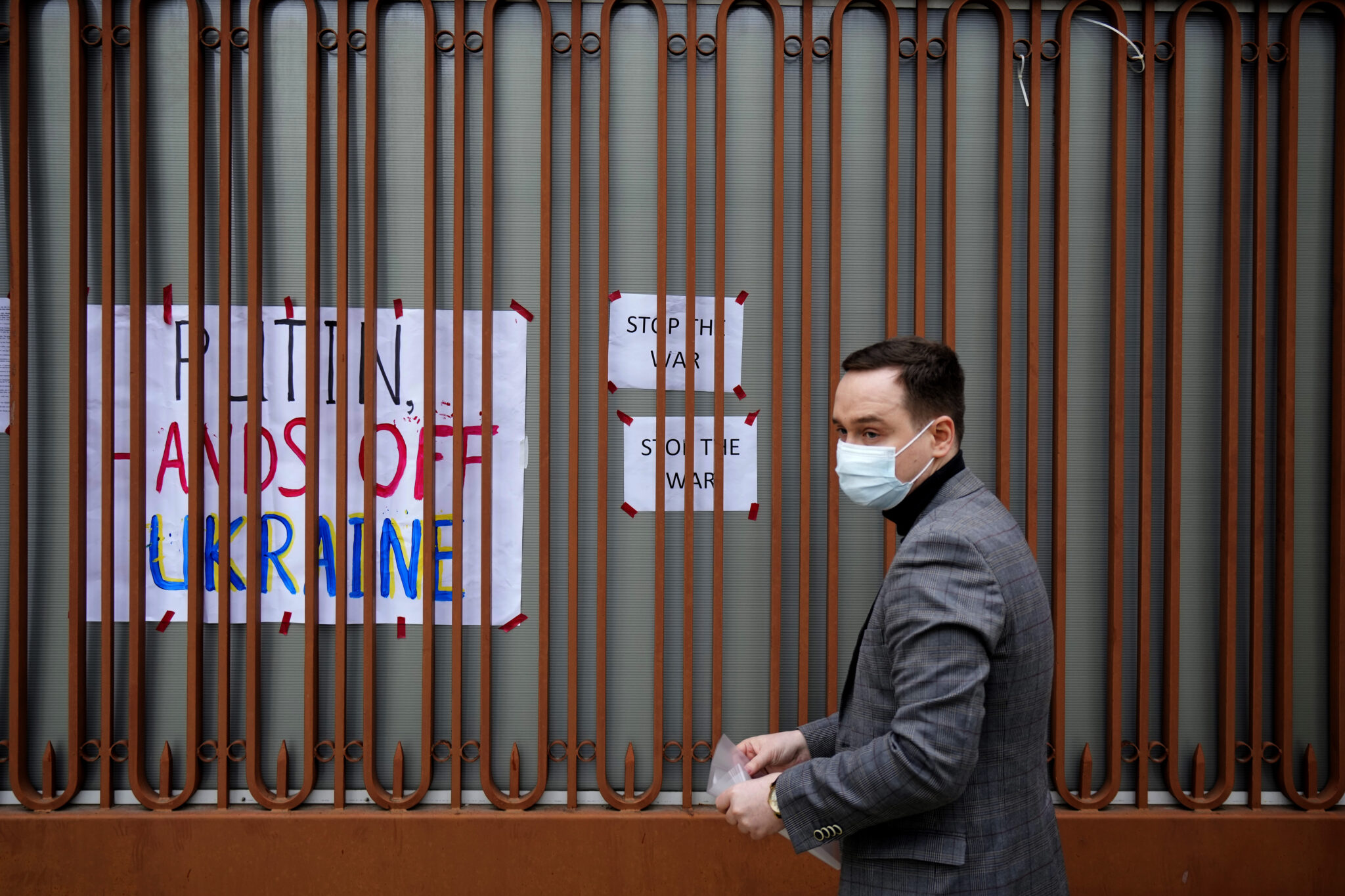 "Είναι τραγωδία": Με δάκρυα στα μάτια φώναξαν κατά της ρωσικής εισβολής (ΒΙΝΤΕΟ)