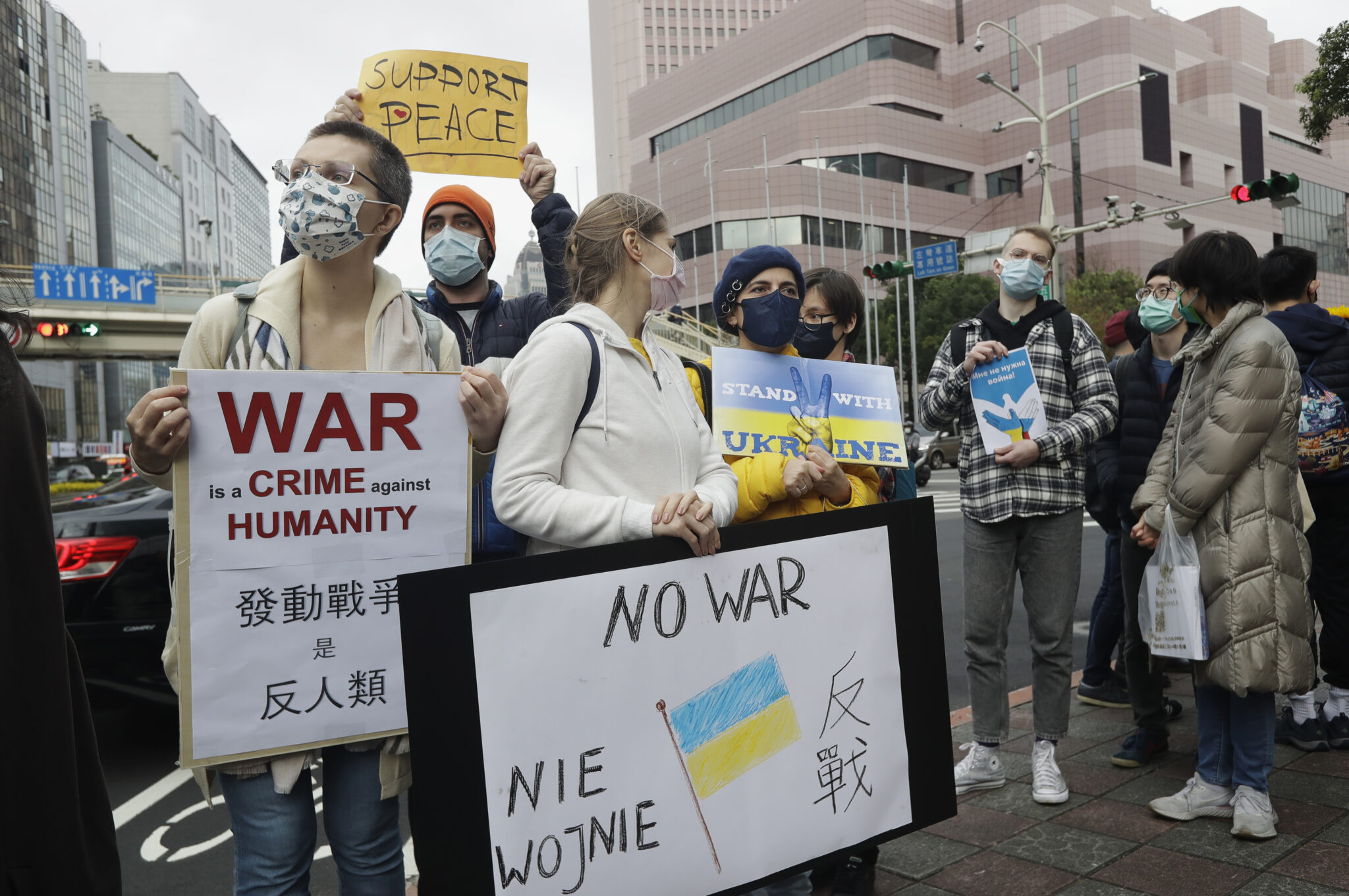 "Μια γροθιά": Κύμα αντιπολεμικών διαδηλώσεων απ' άκρη σ' άκρη του κόσμου (VID)