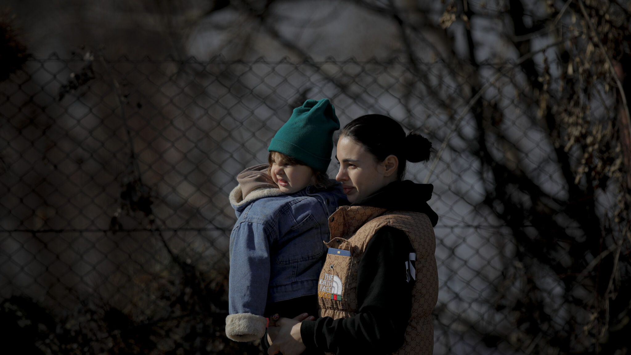 Ιστορίες πόνου: Με τα παιδιά στην αγκαλιά τους, εγκαταλείπουν τη γη τους (VID)
