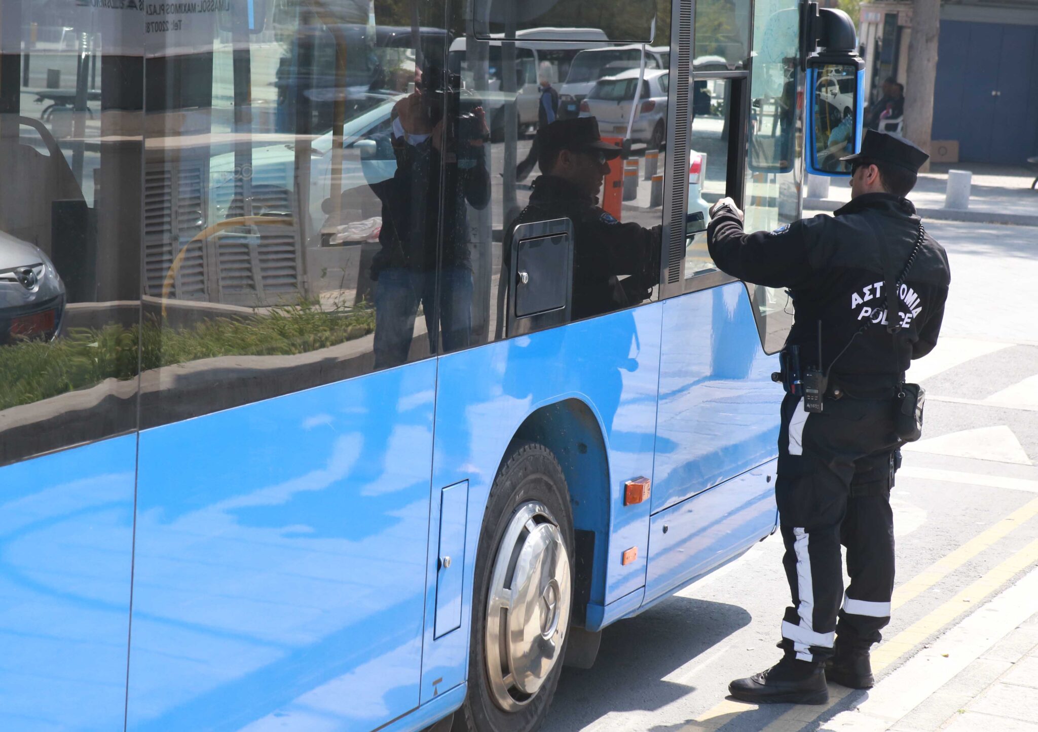 Έρευνες από τις Αρχές για το πώς η 15χρονη μαθήτρια έπεσε από πόρτα λεωφορείου