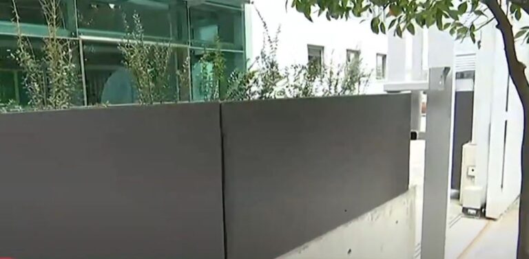 Ποια είναι η ιστορία πίσω από την τοποθέτηση των ανθώνων στη Βουλή; (ΒΙΝΤΕΟ)