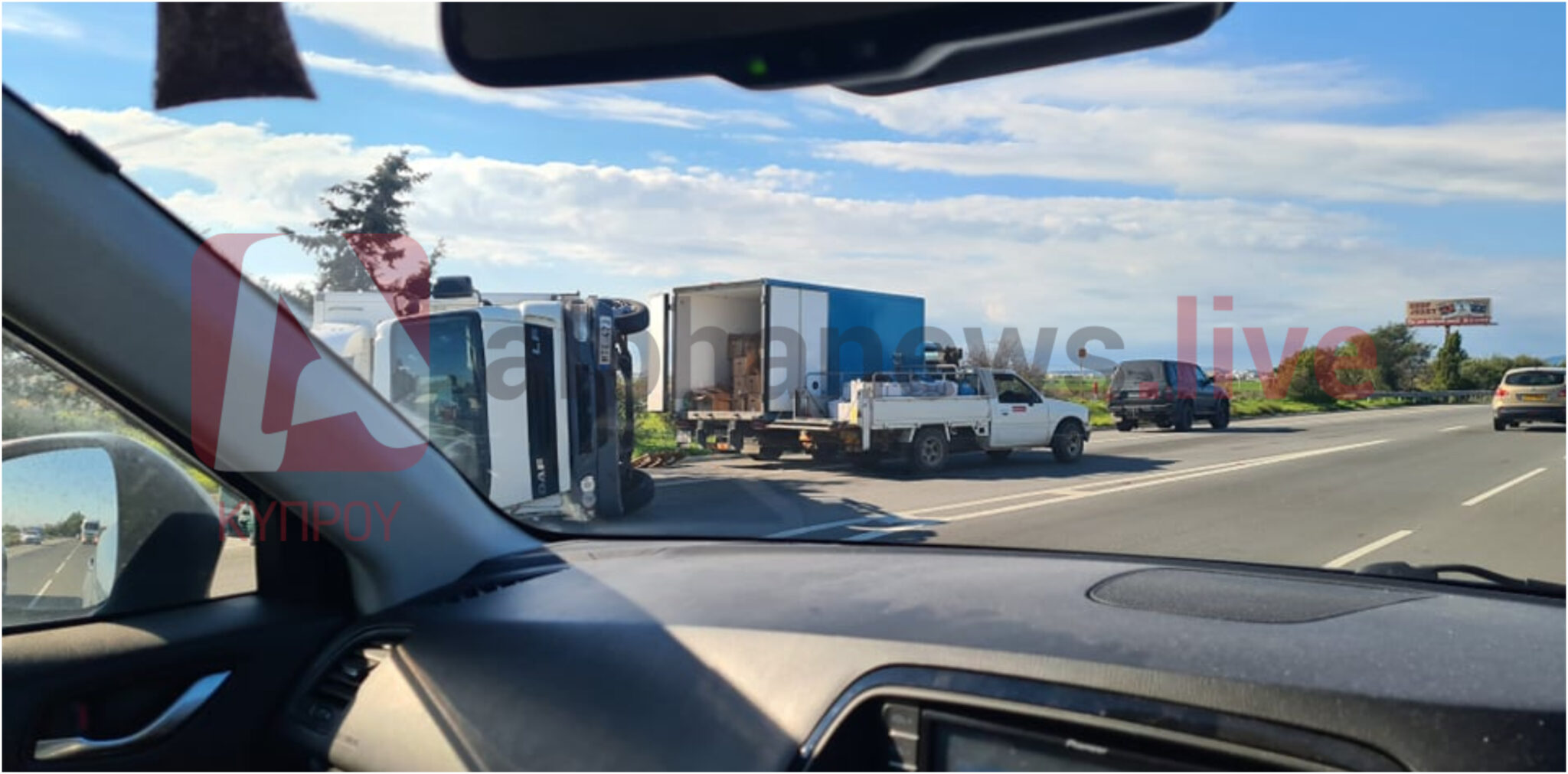 Ανατράπηκε φορτηγό στον αυτοκινητόδρομο, απώλεσε τον έλεγχο ο οδηγός (ΦΩΤΟ)