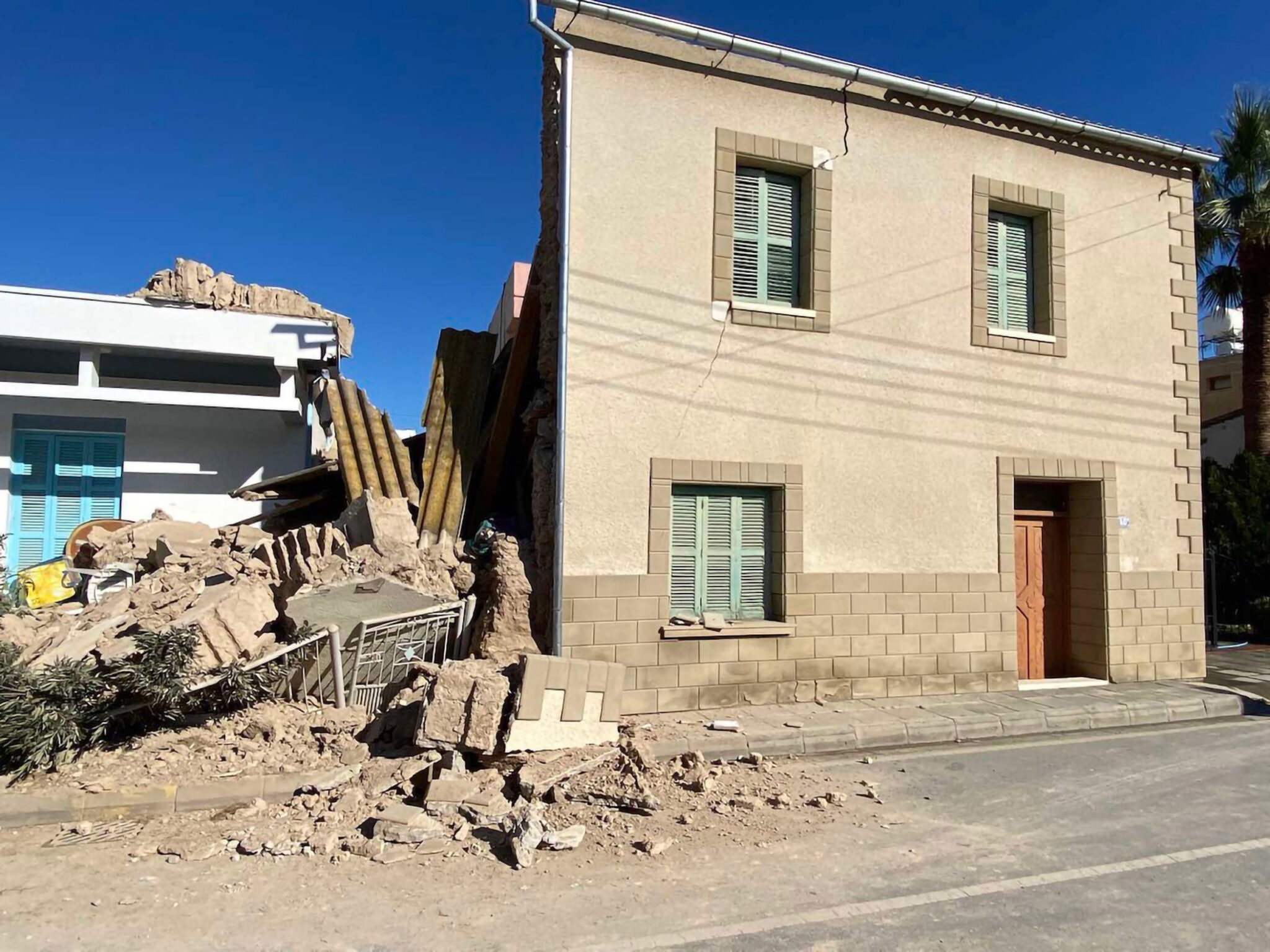 Γλίτωσαν από θαύμα: Έψαχναν στα συντρίμμια της οικίας για παγιδευμένα άτομα