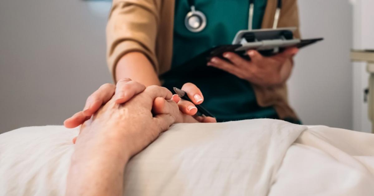 Πιάνουν τον παλμό γιατρών και νοσηλευτών για το καυτό ζήτημα της ευθανασίας