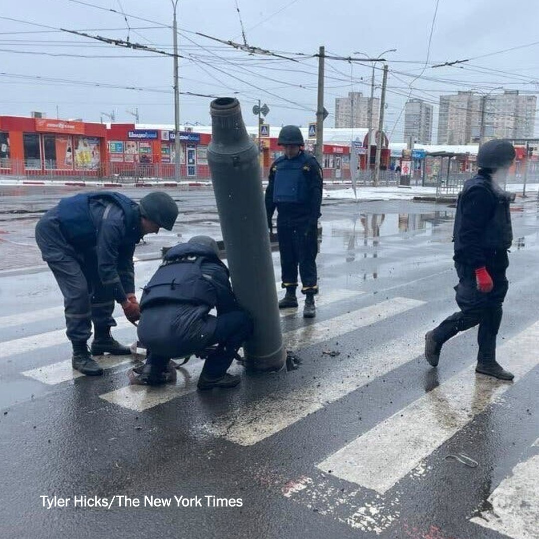 Χάος και πανικός στο Χάρκοβο: Πύραυλος "καρφώθηκε" στη μέση του δρόμου (ΦΩΤΟ)