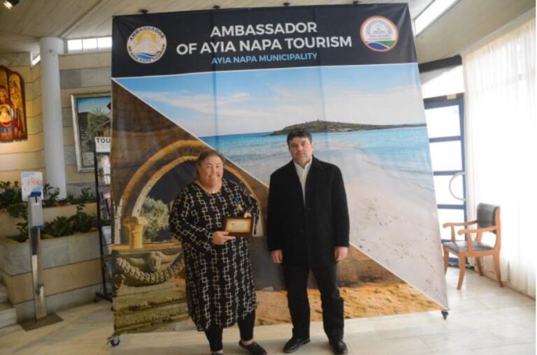 Επισκέφθηκε 45 φορές την Αγία Νάπα και ανακηρύχθηκε "Πρέσβειρα του Τουρισμού"