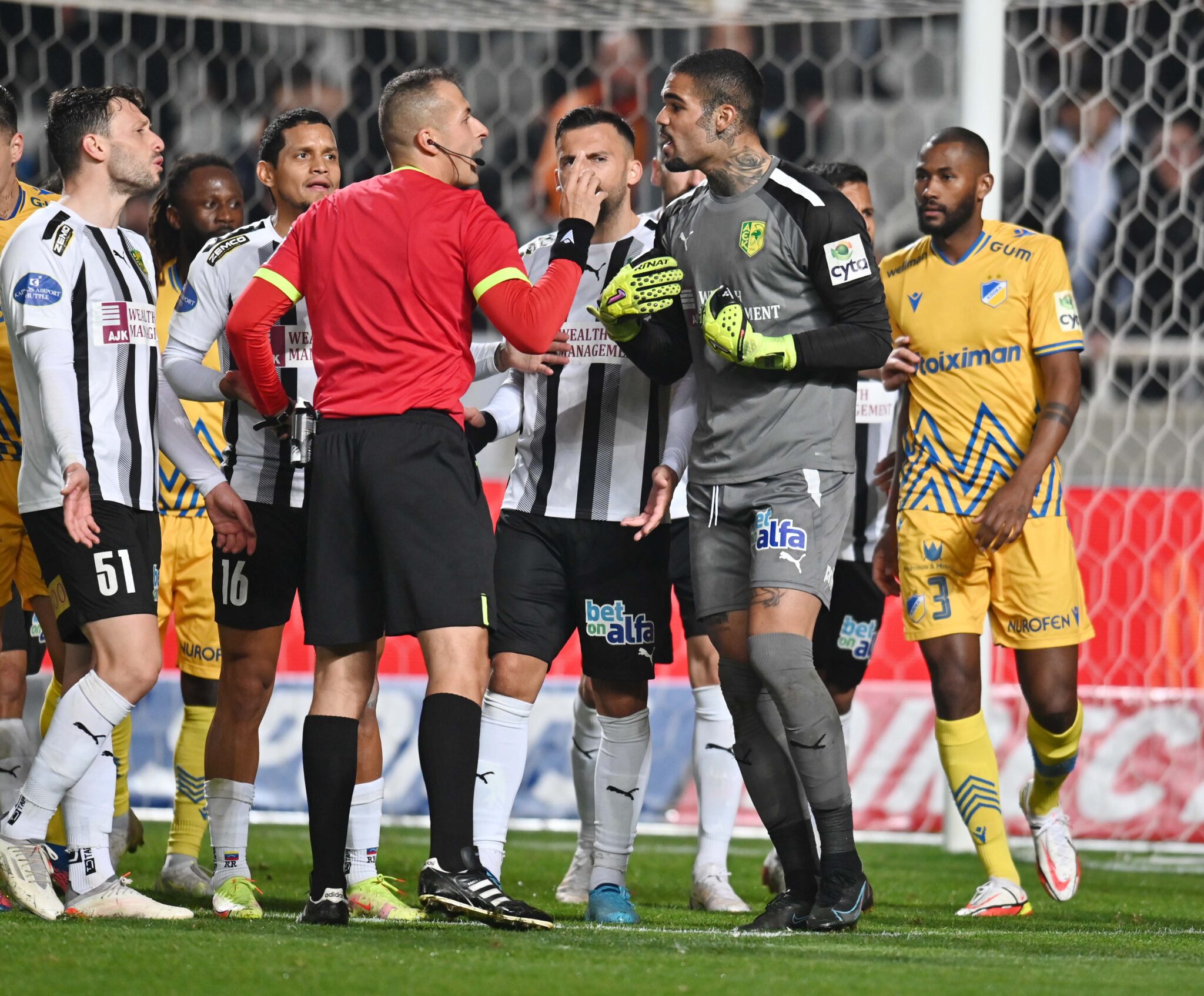 «Όταν βλέπεις μια φάση 30 φορές και αδυνατείς να βρεις παράβαση, τι να πω;»