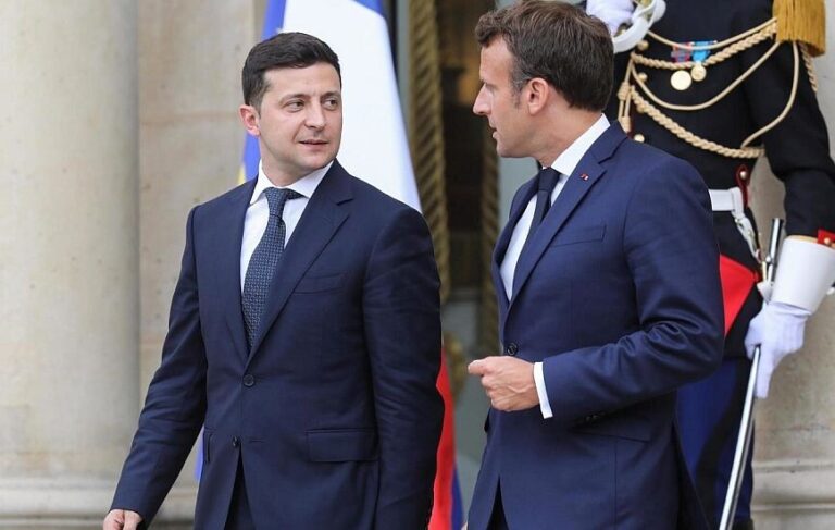 Έτοιμος για διάλογο δήλωσε ο Ζελένσκι στον Μακρόν