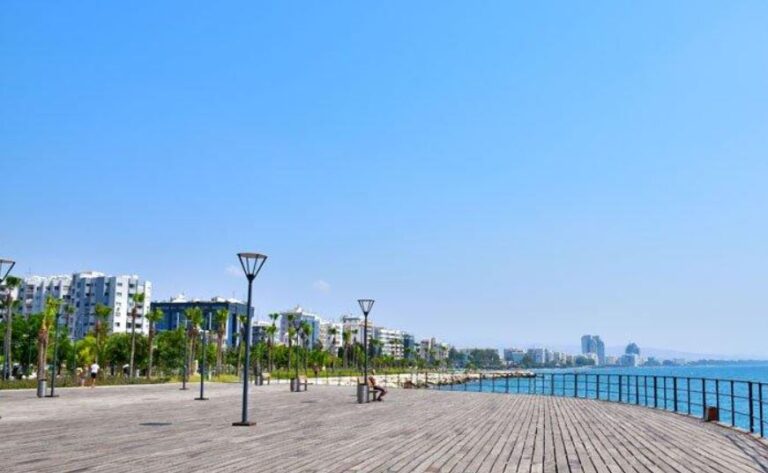 Η καθημερινή βόλτα των Λεμεσιανών στο ωραιότερο παραλιακό πάρκο του νησιού