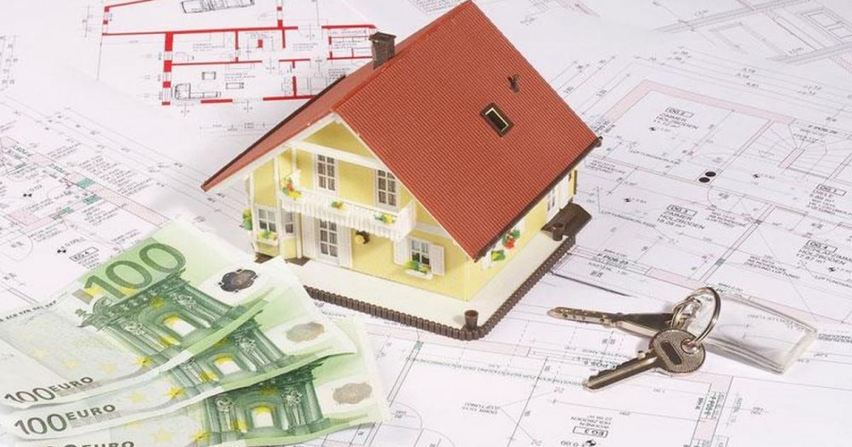 "Πληρώνουμε το πάρτι με τα διαβατήρια": Επίθεση αντιπολίτευσης για ΦΠΑ σε οικίες