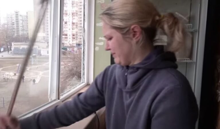 Συγκλονίζει Ουκρανή που τραγουδά τον εθνικό ύμνο ενώ το σπίτί της βομβαρδίστηκε